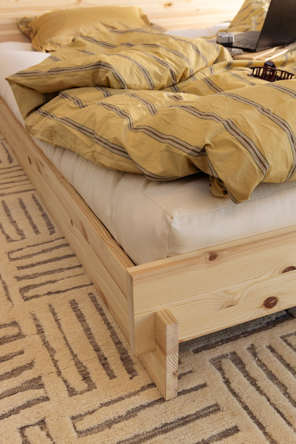 LATCH BED